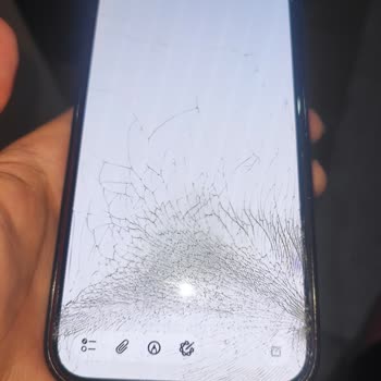 Ömrü Boyu Kırılmaz Cam Kırıldı, Mağaza Yardım Etmedi