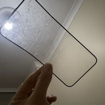 Ömrü Boyu Kırılmaz Cam Kırıldı, Mağaza Yardım Etmedi