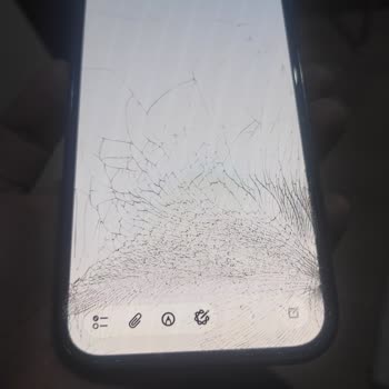 Ömrü Boyu Kırılmaz Cam Kırıldı, Mağaza Yardım Etmedi