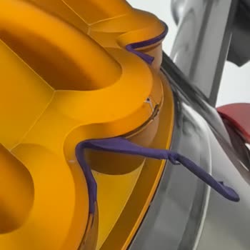 Dyson Dikey Süpürge Mor Kauçuk Aşınması Ve Görsel Bozulma Şikayeti