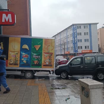 BİM Market Aracının Yolu Kapatması