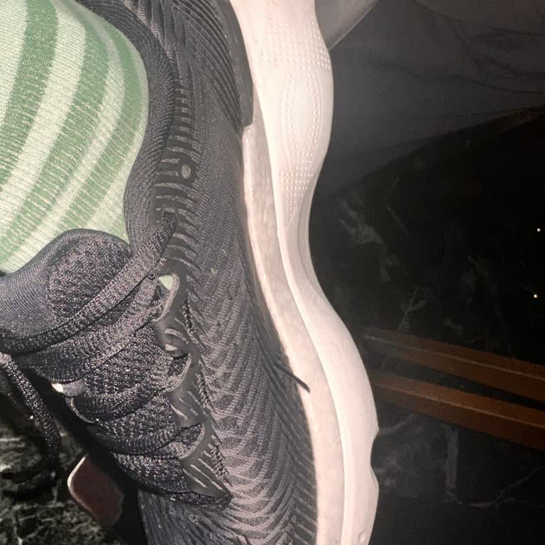 Under Armour Ayakkabısının Dökülen Doku Ve Aşırı Sertliği Sağlık Sorununa Yol Açtı