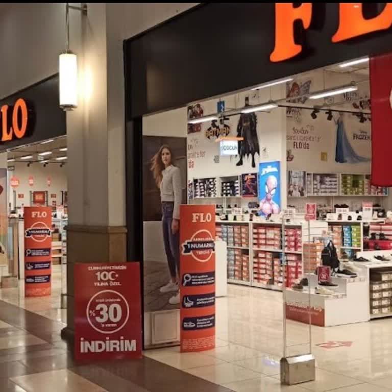 Müşteriyi Mağazadan Kovmaya Çalışan Müdür Yardımcısının Saygısız Davranışı