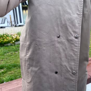 Hilltown İzmir Kuru Temizleme’de Trençkotta Düğme Deformasyonu Ve Montta Temizleme Eksikliği