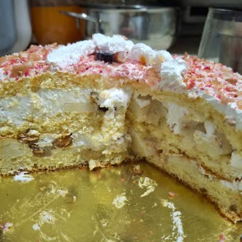 Meyveli Pastada Meyve Azlığı Ve Kalitesiz Kek Nedeniyle Büyük Hayal Kırıklığı