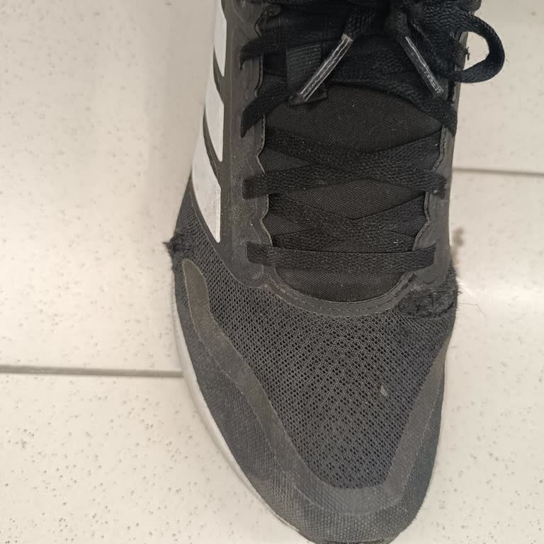 Adidas Ayakkabısında Ses Ve Üst Yırtılma Sorunu 6 Ayda Kullanıcı Hatası İddiaları