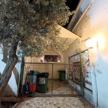 Bodrum Oasis AVM Kapısı Sürekli Kapalı, Kuryeler Yağmurda