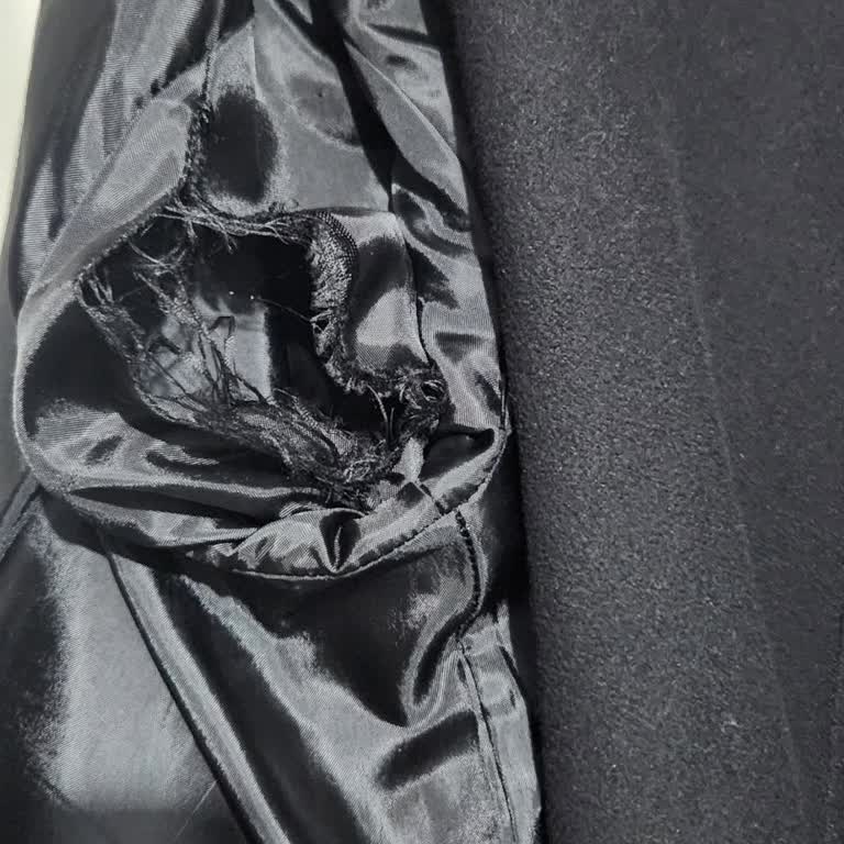 Kaşe Kabanın İç Astarı Kısa Sürede Yırtıldı, Mağaza Çözüm Sunmadı