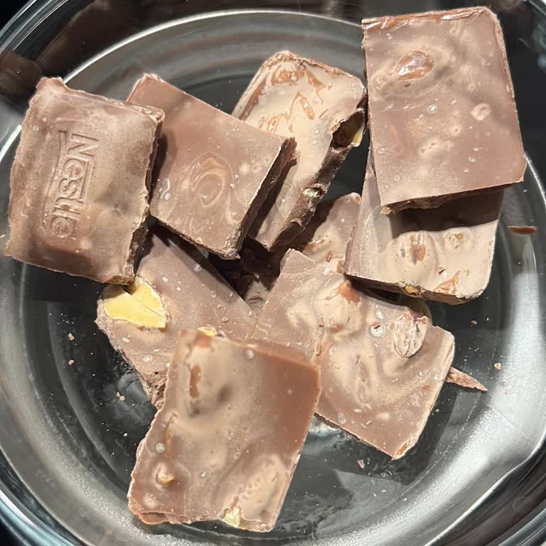 Raflarda Tarihi Geçmiş Çikolata Satışı Tüketici Güvenini Sarsıyor