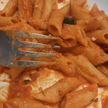 Saç Çıkan Makarnadan Hijyen Şikâyeti Ve Tek Tepsi Teklifiyle Müşteri Memnuniyetsizliği