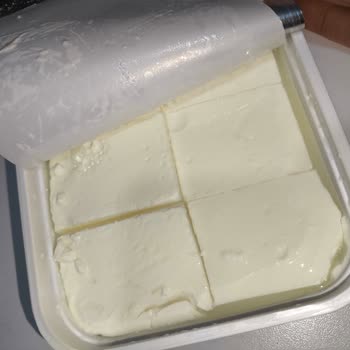 Bozulmuş Torku Süzme Peynirin Kötü Kokusu Ve Sağlık Riski İçin Tam İade Talebi