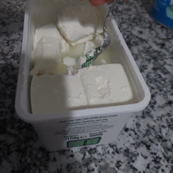 BİM Mağazasından Alınan Peynire Ambalaj Parçası Kaçtı: Hijyen Ve Sağlık Endişesi