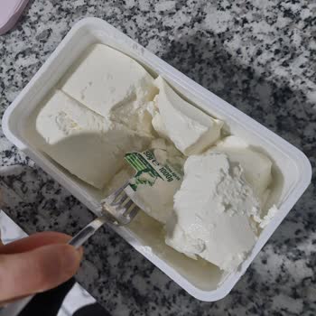 BİM Mağazasından Alınan Peynire Ambalaj Parçası Kaçtı: Hijyen Ve Sağlık Endişesi