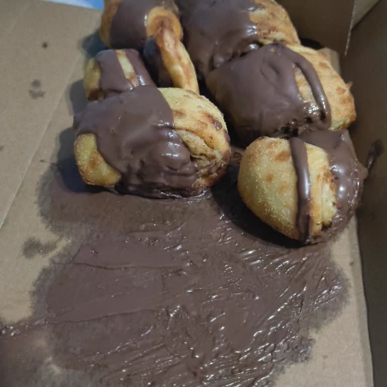 Cinnamon Roll'ların Çikolata Sosu Kutuya Dökülmesi Ve Hijyen Sorunu