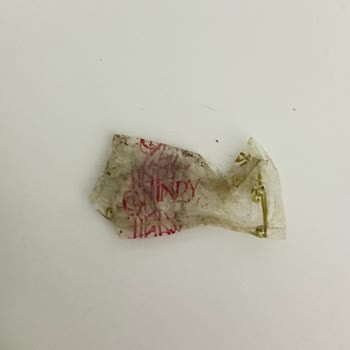 Zümrüt Kış Çayında Çöp Kağıdı Bulundu