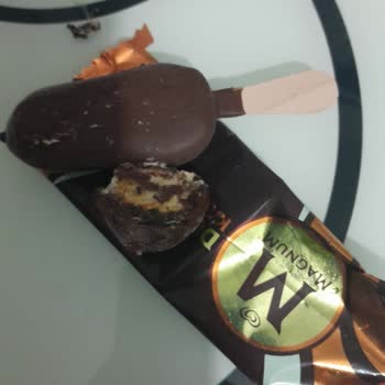 Ambalajı Açık Ve Yabancı Parça Bulunan Magnum Dondurması