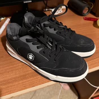 FLO Mağazasındaki Ayakkabının Konforsuz Olması Ve Renk Atması Sorunu