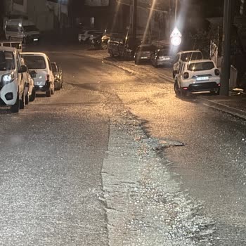 İstasyon Mahallesi Birlik Caddesi Kazılmış Yol, Araç Hasarı Ve 10 Bin TL Masrafına Yol Açıyor