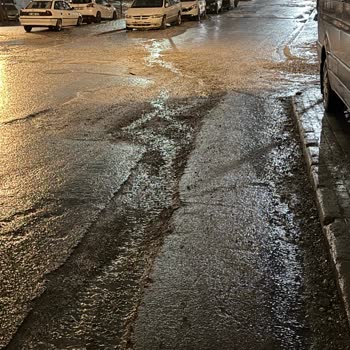 İstasyon Mahallesi Birlik Caddesi Kazılmış Yol, Araç Hasarı Ve 10 Bin TL Masrafına Yol Açıyor