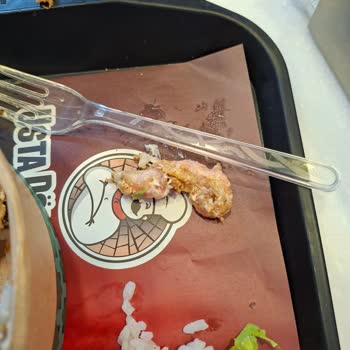 Hijyen Sorunu: Çiğ Tavuk Derisi Ve Personelin Ciddiyetsiz Tutumu