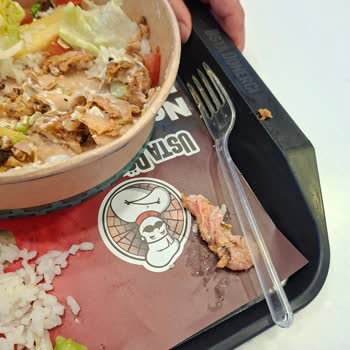 Hijyen Sorunu: Çiğ Tavuk Derisi Ve Personelin Ciddiyetsiz Tutumu