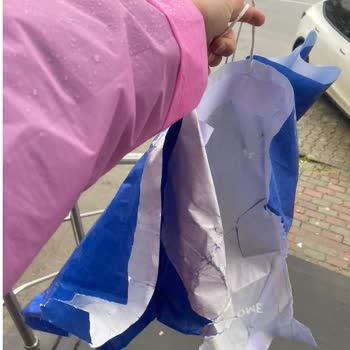 Yağmurda Yırtılan Karton Çanta Ürünümü Maviye Boyadı