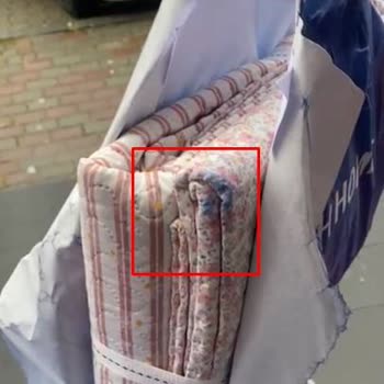 Yağmurda Yırtılan Karton Çanta Ürünümü Maviye Boyadı