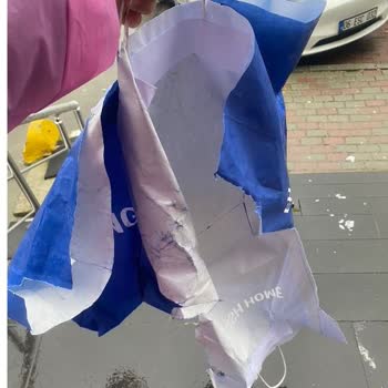 Yağmurda Yırtılan Karton Çanta Ürünümü Maviye Boyadı