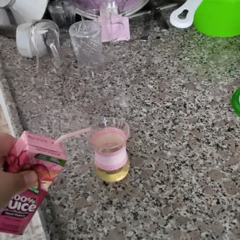 Nature's Nectar Meyve Suyunun İçinden Şeffaf Sarı Renkte, Farklı Bir Sıvı Gelmesi