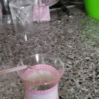 Nature's Nectar Meyve Suyunun İçinden Şeffaf Sarı Renkte, Farklı Bir Sıvı Gelmesi