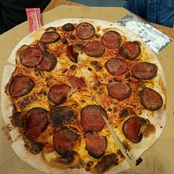 Yanmış Ve Kurumuş Pizza, Personelin Umursamaz Yaklaşımı