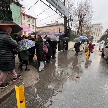 Okul Girişi Yağmurda Göle Dönüşüyor Ve Güvenlik Riski Oluşturuyor