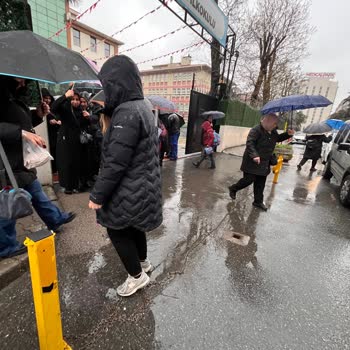 Okul Girişi Yağmurda Göle Dönüşüyor Ve Güvenlik Riski Oluşturuyor