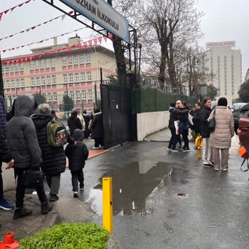 Okul Girişi Yağmurda Göle Dönüşüyor Ve Güvenlik Riski Oluşturuyor