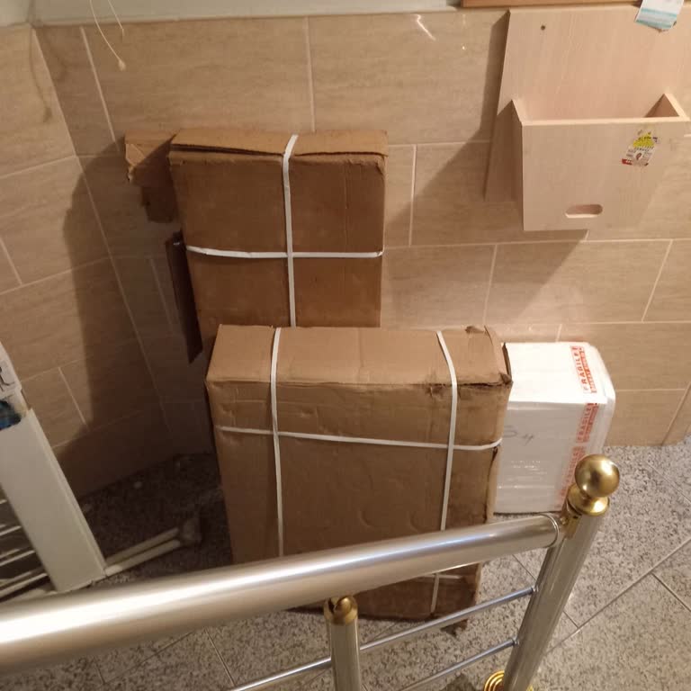 PTT Kargo'nun Bina Kapısına Bırakması Tek Kadının Güvenliğini Tehlikeye Atıyor