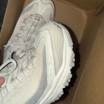 Skechers Ayakkabısının Ön Kısmı Az Kullanıma Rağmen Ayrıldı, Beymen'de Olumsuz İnceleme