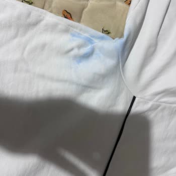 Tudors Şişme Montunun Boya Sızıntısı Lacoste Sweatini Mahvetti