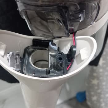 Kullanım Sırasında Toz Haznesi Kapağı Kırıldı Ve Servise Ulaşılamıyor