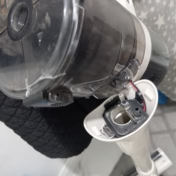 Kullanım Sırasında Toz Haznesi Kapağı Kırıldı Ve Servise Ulaşılamıyor