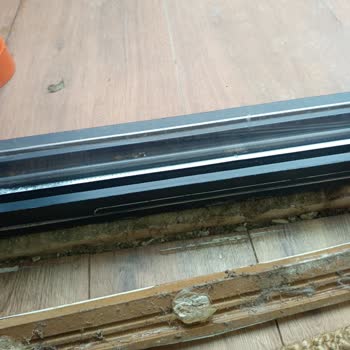 Süpürgeliklerin Yerinden Çıkması Ve Bahçedeki Saksıların Kırılması