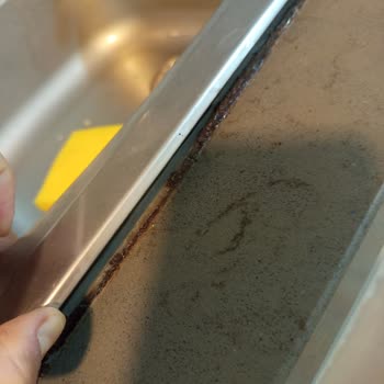 Süpürgeliklerin Yerinden Çıkması Ve Bahçedeki Saksıların Kırılması