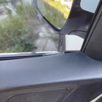 Kia Söke Yetkili Serviste Cam Filmi Değişiminde Kaba Üslup Ve Güvensiz İşçilik