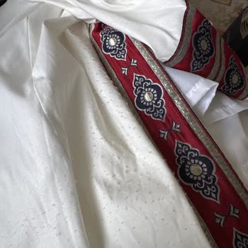 Edremit Tuğra Cenaze & Hac Ve Umre Malzemeleri İmam Cübbesi Bir İki Kullanmada Pamuklanmaya Başladı