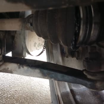 Sağ Aks Kelepçesi Çıktı Greş Yağı Azaldı Ve Araç Titreşiyor