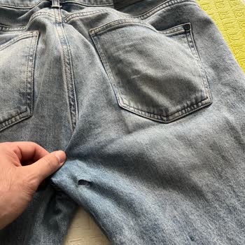 Sınırlı Kullanımda Bacak Arası Yırtılan Kot Pantolon İçin Ücretsiz Değişim Talebi