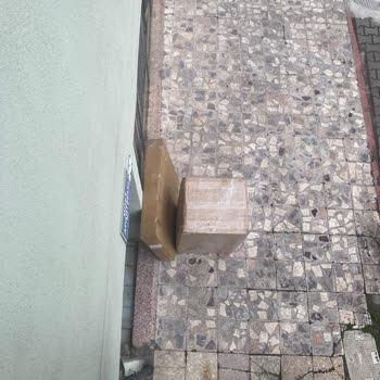 Ağır Paket Sokağa Bırakıldı, Kargo Görevlisinin Saygısız Davranışı