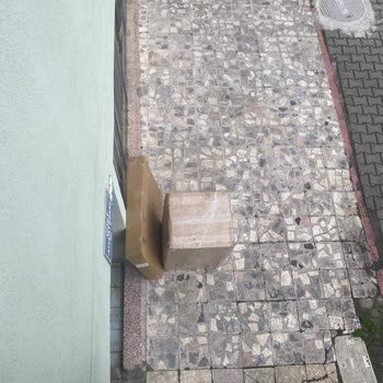 Ağır Paket Sokağa Bırakıldı, Kargo Görevlisinin Saygısız Davranışı