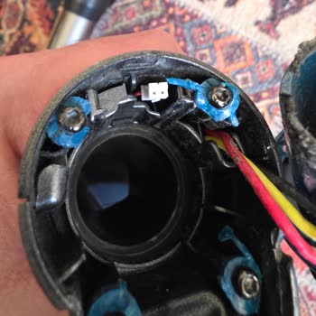 Philips 8000 Serisi Dikey Süpürge Çekim Gücünü Kaybetti Ve Eklem Parçaları Kırıldı