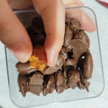 Lias Chocolate Kalitesiz ve Yanık Bademlerle Hazırlanmış Bir Çikolata