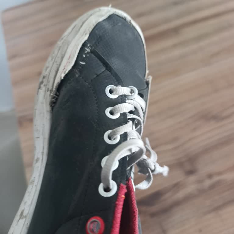 Ayakkabı 2 Ayda Yırtıldı, Hemen Değişim Talep Ediyorum